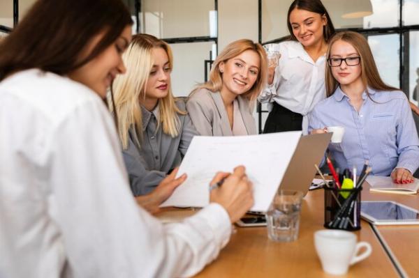 Les espaces de coworking offrent habituellement un large éventail de services qui vont bien au-delà d'un simple bureau