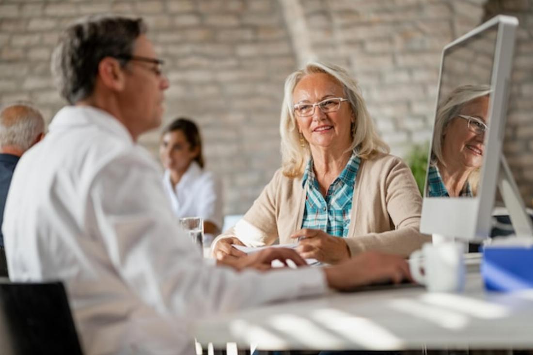 Plusieurs structures de formation ont mis en place des dispositifs spécifiques pour les seniors.